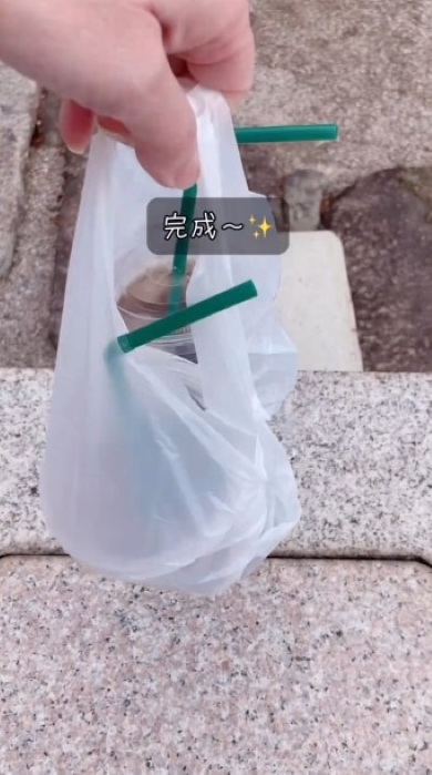 片手でビニール袋を持つ画像