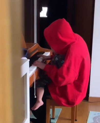 中2の兄が3歳四男の子守でピアノをひく