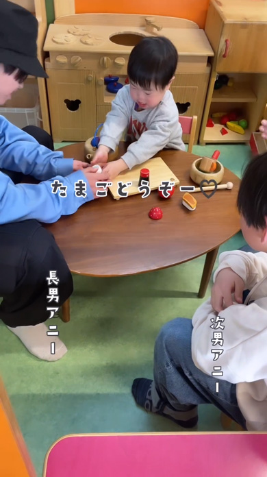 中2の兄が3歳四男の子守でピアノをひく