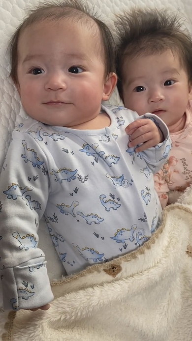 ママを見つけて笑顔になる双子の赤ちゃん