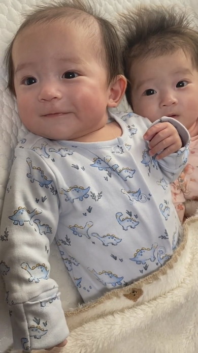 ママを見つけて笑顔になる双子の赤ちゃん