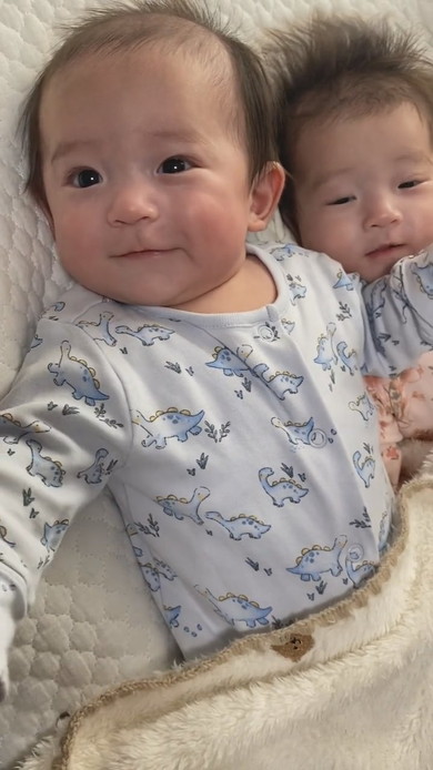 ママを見つけて笑顔になる双子の赤ちゃん