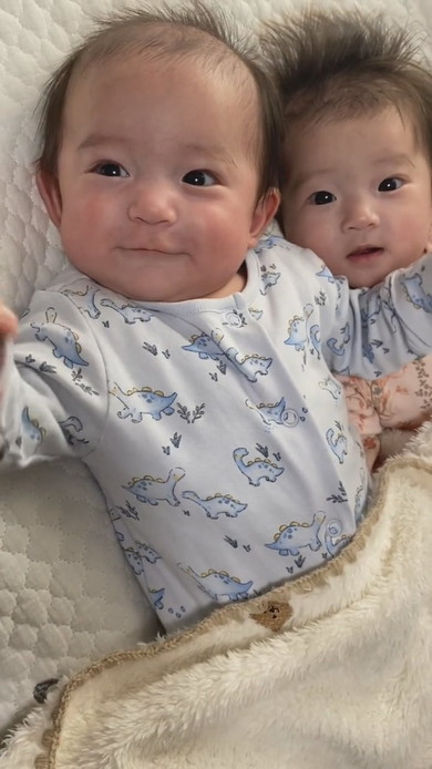 ママを見つけて笑顔になる双子の赤ちゃん