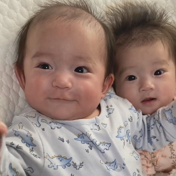 ママを見つけて笑顔になる双子の赤ちゃん