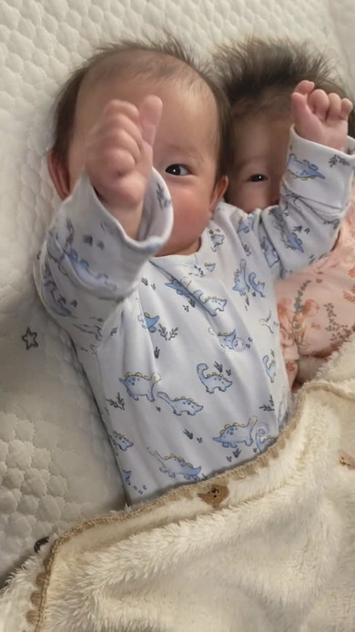 ママを見つけて笑顔になる双子の赤ちゃん