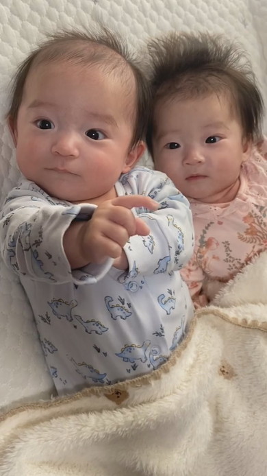 ママを見つけて笑顔になる双子の赤ちゃん
