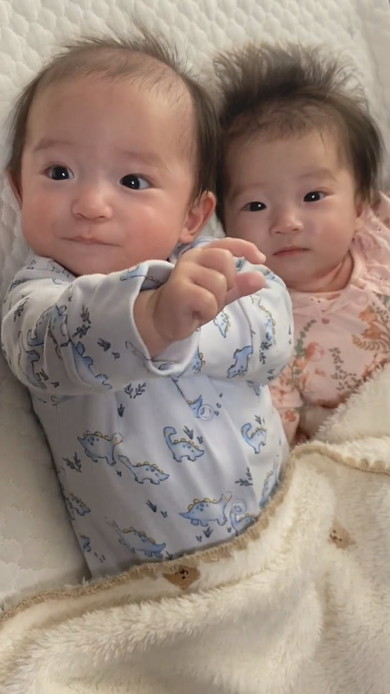 ママを見つけて笑顔になる双子の赤ちゃん