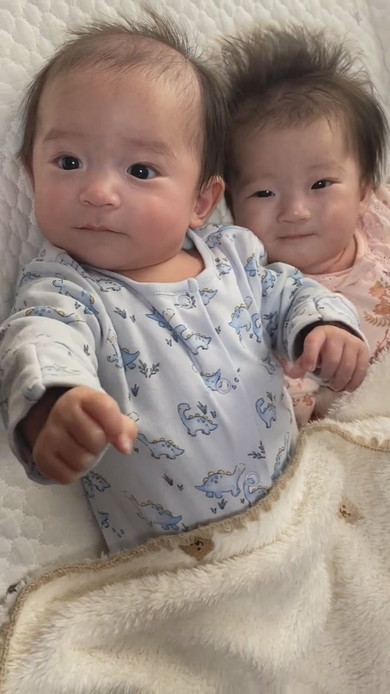 ママを見つけて笑顔になる双子の赤ちゃん