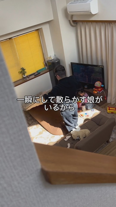 妻が支度中にリビングを掃除する夫の様子