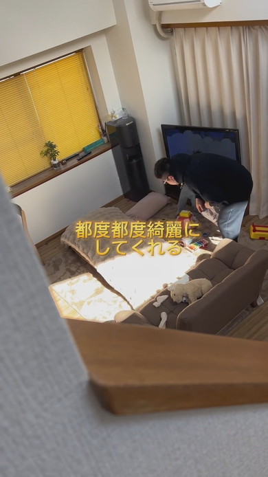 妻が支度中にリビングを掃除する夫の様子