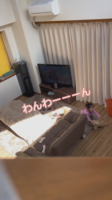 妻が支度中にリビングを掃除する夫の様子