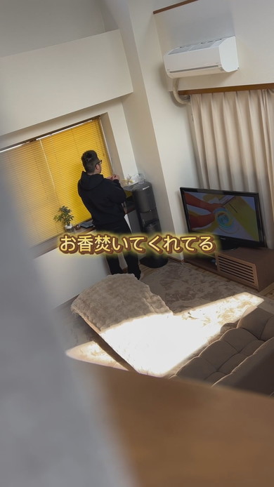 妻が支度中にリビングを掃除する夫の様子