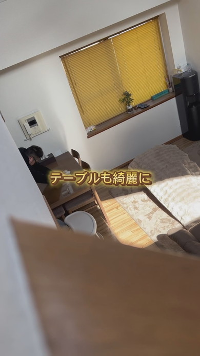 妻が支度中にリビングを掃除する夫の様子