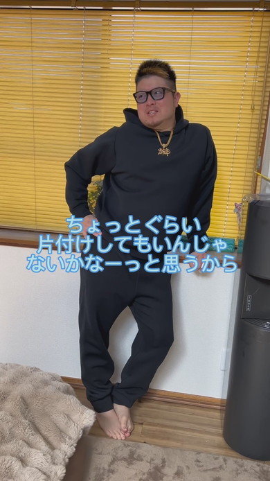 妻が支度中にリビングを掃除する夫の様子