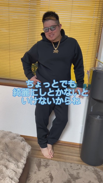 妻が支度中にリビングを掃除する夫の様子