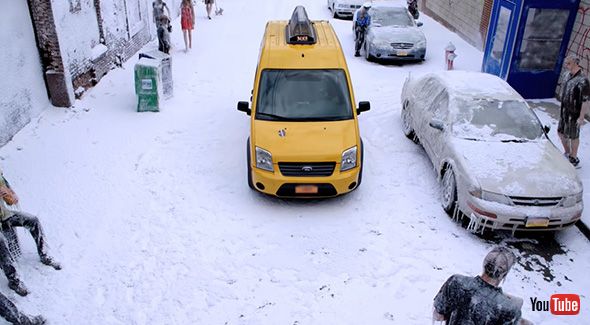 異常気象で凍った街を走るタクシー
