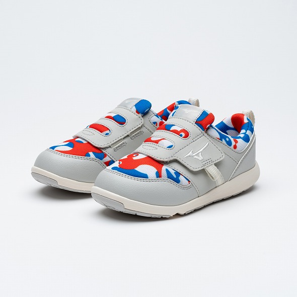 インソールにミャクミャクをデザインした子ども用のグレーのスニーカー