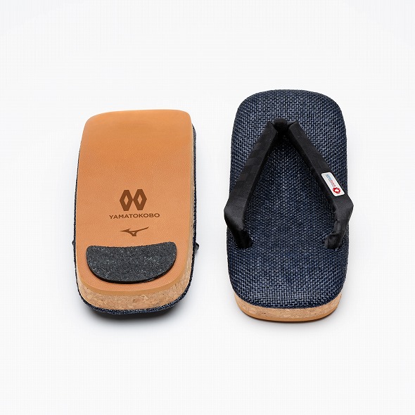 鼻緒に大阪・関西万博のロゴをデザインした雪駄風のシューズ