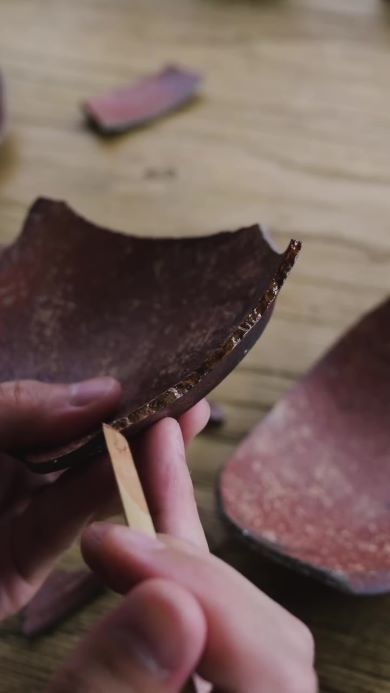 金継ぎ　食器　陶器　修繕　作業風景