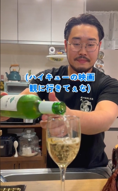 ワインを注ぐヒゲさん