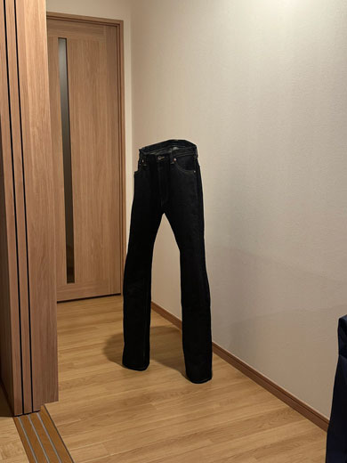 リビングで自立するジーンズ