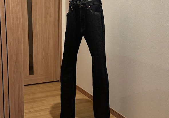 自立するジーンズのアップ