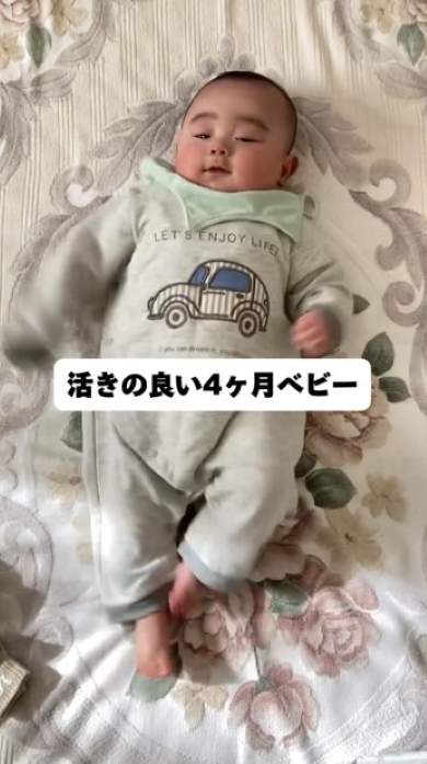 手足を動かす赤ちゃん