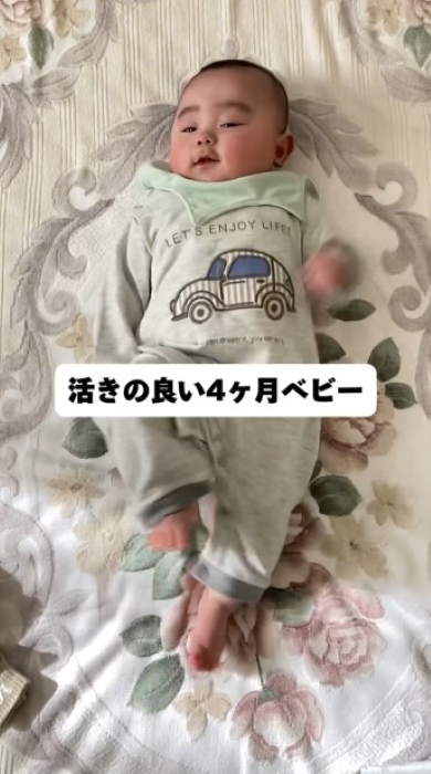 手足を動かす赤ちゃん