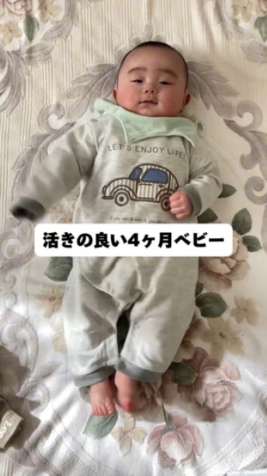 手足を動かす赤ちゃん