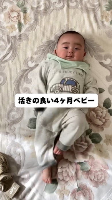 手足を動かす赤ちゃん