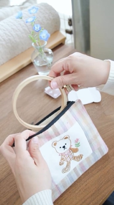 ポーチに小物を収納する画像