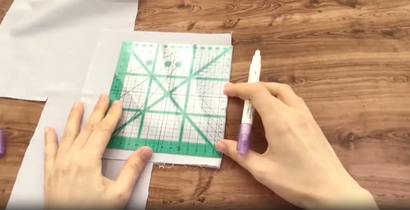 「セリア」の定規で測って布を切ります