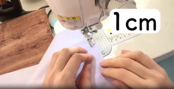 短い方の両端を1センチの縫い代で縫います