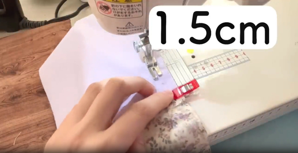 長い方の両端を1.5センチの縫い代で縫います