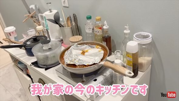 キッチン化した洗面所で料理する辻希美
