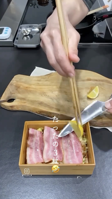 レモンを添える