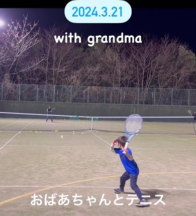 おばあちゃんが打ち返しやすいように返球しテニスを楽しむ孫