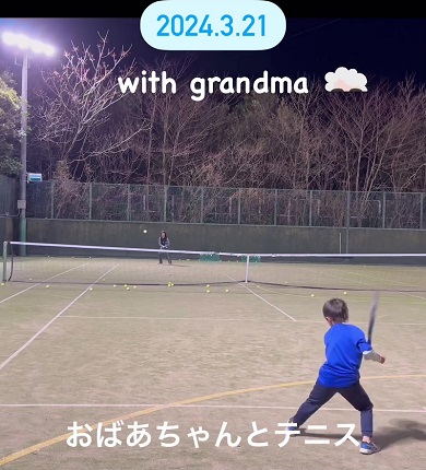 おばあちゃんが打ち返しやすいように返球しテニスを楽しむ孫