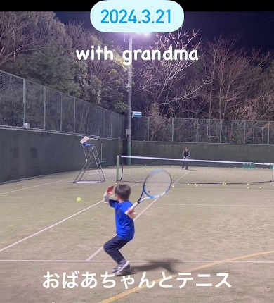 おばあちゃんが打ち返しやすいように返球しテニスを楽しむ孫