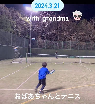 おばあちゃんが打ち返しやすいように返球しテニスを楽しむ孫