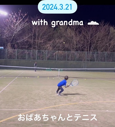おばあちゃんが打ち返しやすいように返球しテニスを楽しむ孫