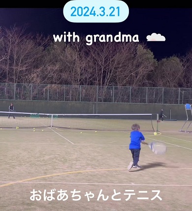 おばあちゃんが打ち返しやすいように返球しテニスを楽しむ孫