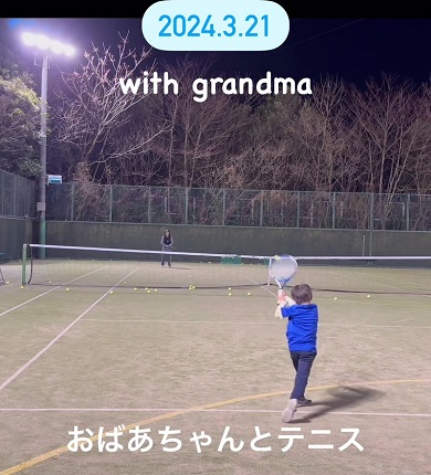 おばあちゃんが打ち返しやすいように返球しテニスを楽しむ孫