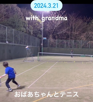 おばあちゃんが打ち返しやすいように返球しテニスを楽しむ孫