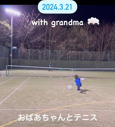 おばあちゃんが打ち返しやすいように返球しテニスを楽しむ孫