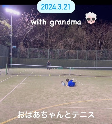 おばあちゃんが打ち返しやすいように返球しテニスを楽しむ孫