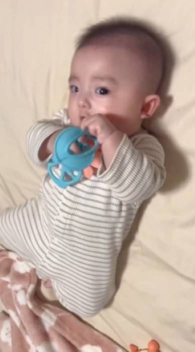 腰をくねらせる赤ちゃん