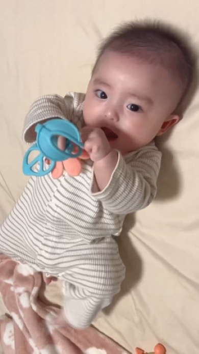 腰をくねらせる赤ちゃん