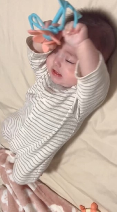 腰をくねらせる赤ちゃん