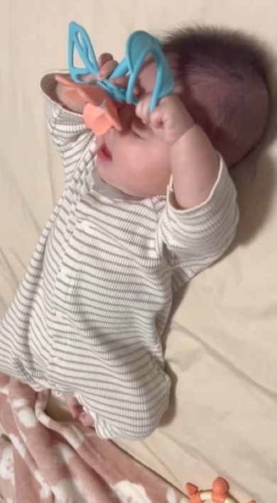 腰をくねらせる赤ちゃん